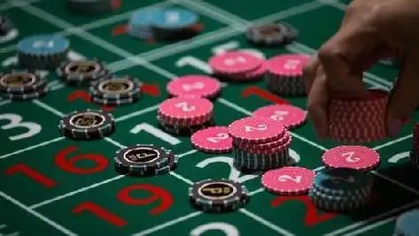 Live Baccarat ကတ်ဂိမ်း Dealer နှင့် ကစားနေသော မြင်ကွင်း